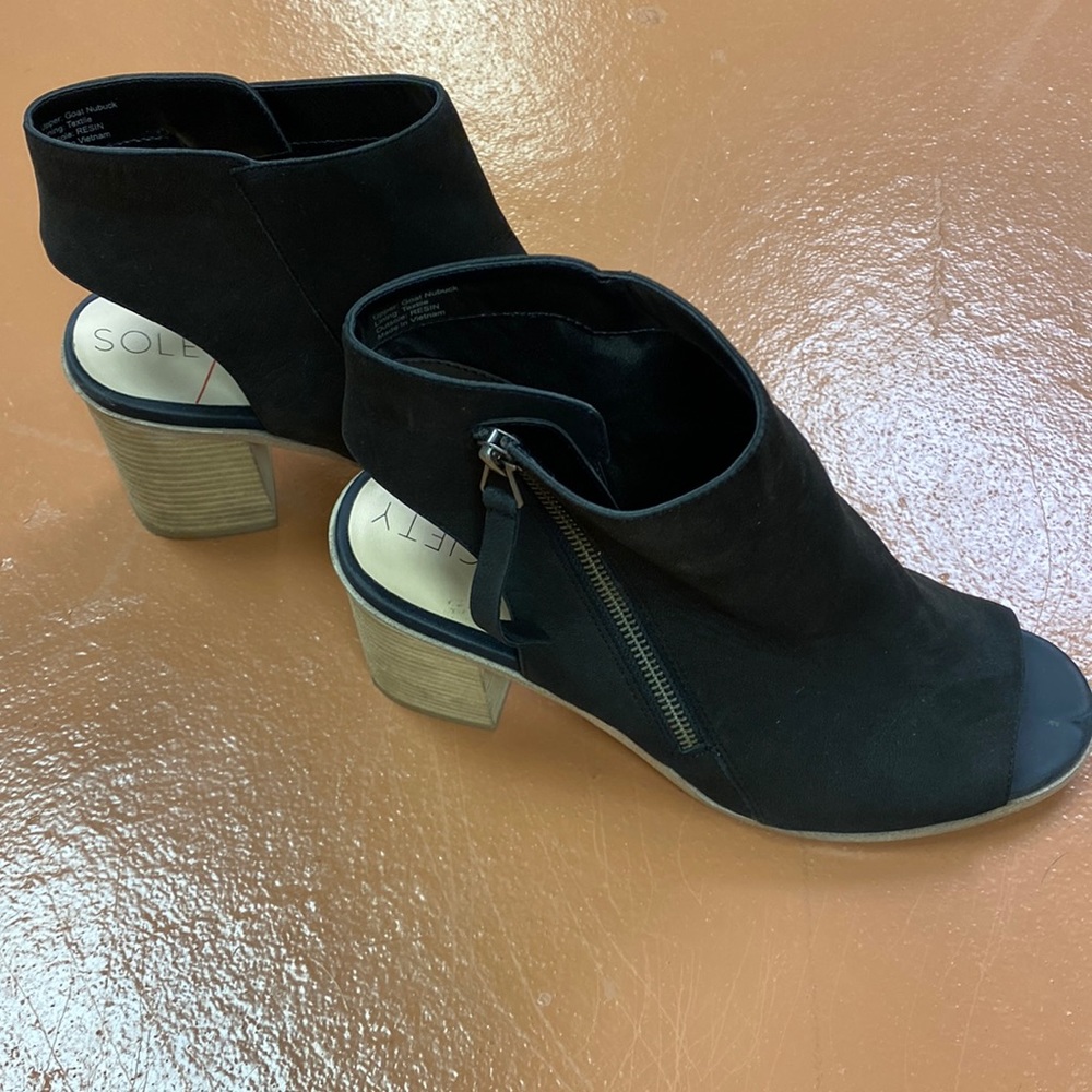 Sole Society open toe fall sandals. Side zipper very comfortable. Gently worn.